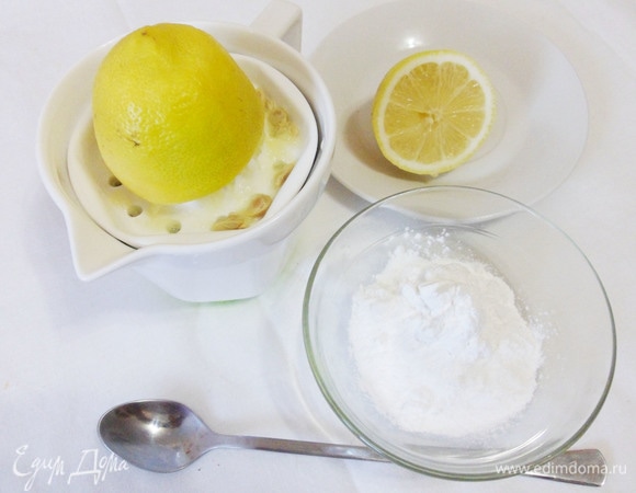 Приготовить лимонную глазурь. Для этого смешать сок одного лимона с 50 г сахарной пудры. Хорошо размешать, чтобы не было комочков.
