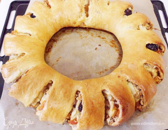 Пирог зарумянился, достаем его из духовки.