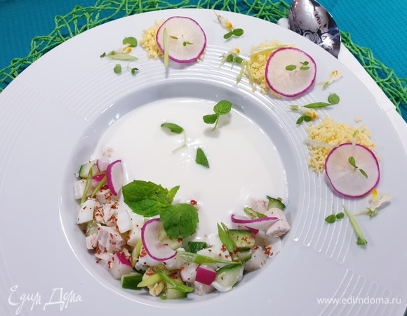 Аккуратно вливаем кефир.