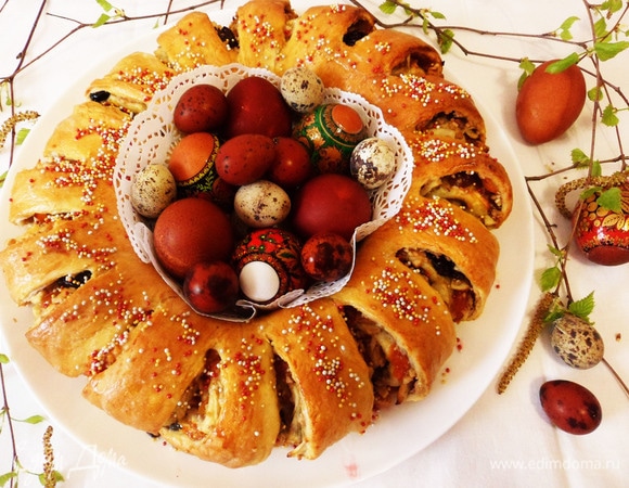 В центре пирога я разместила ажурную бумажную салфетку и положила крашеные яйца.