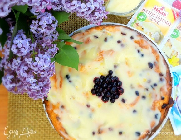 Готовую запеканку полностью остудить. Только после этого вытаскиваем из формы, украшаем ягодами и ванильным соусом Haas.