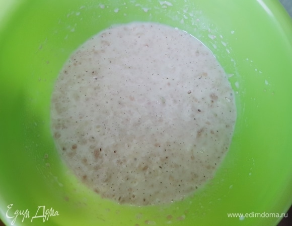 Сначала приготовим опару. В просеянную муку всыпать дрожжи, влить теплое молоко и перемешать, накрыть пищевой пленкой и оставить в теплом месте на 20 минут.