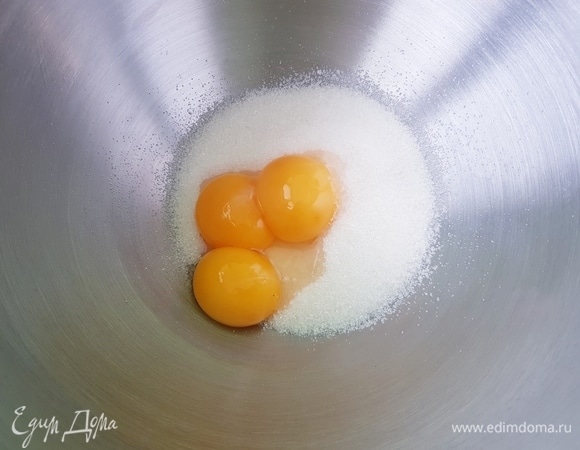 Яичные желтки взбить с сахаром и ванильным сахаром до побеления массы.