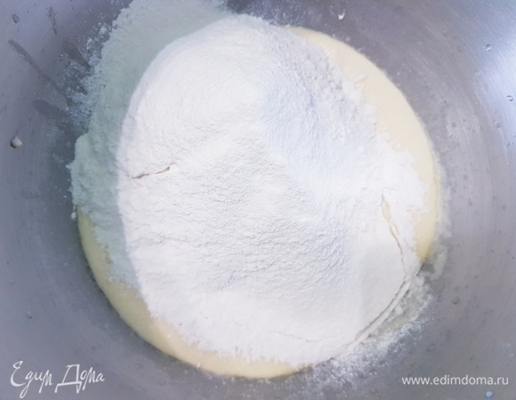 Всыпать просеянную муку и соль. Замесить тесто, не липнущее к рукам. Вымешивать примерно в течение 30 минут.