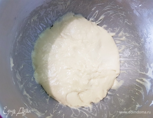 Руки и посуду смазать подсолнечным маслом. Выложить тесто, накрыть пищевой пленкой и поставить в теплое место на 1 час.