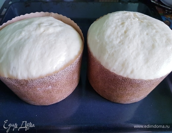 Подошедшие куличи выпекать в разогретой до 180°C духовке 30–40 минут, готовность проверить деревянной шпажкой.