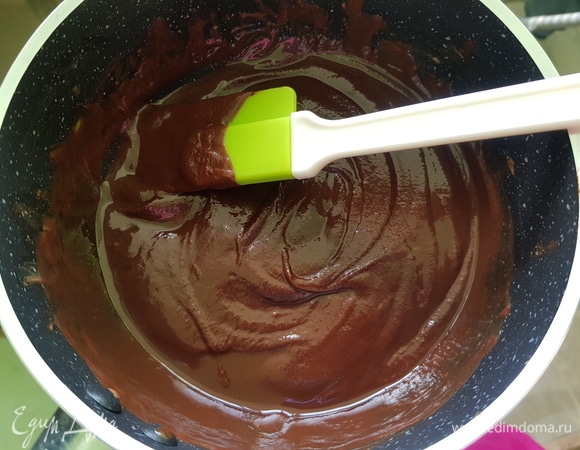 Приготовим ганаш. Сливки подогреть, добавить порубленный шоколад и растопить на медленном огне, постоянно помешивая. Остудить.