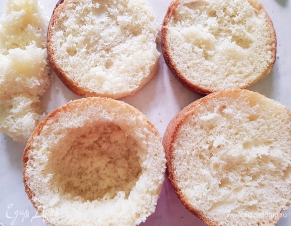 У остывших куличей срезать шапочку, вырезать мякиш (посмотрите, какой он воздушый).