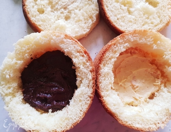 Творожную массу и шоколадный ганаш делим на 2 кулича. Выкладываем часть творожной массы, половину ганаша и сверху — еще часть творожной массы. Накрываем шапочкой кулича и убираем в холодильник.