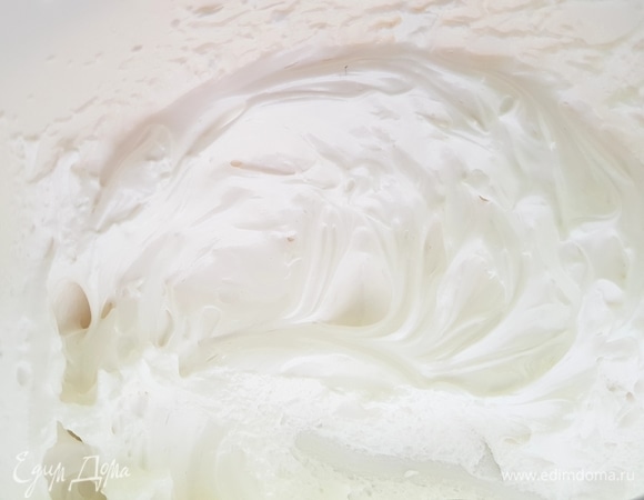 Теперь приготовим белковую глазурь. Из воды и сахара сварить сироп (проба на мягкий шарик: в холодную воду капаем сироп, если получается скатать шарик, значит сироп готов). Белки взбить миксером до увеличения в объеме в 5–6 раз, не переставая взбивать, влить тонкой струйкой сироп. Взбиваем до плотной глянцевой массы.