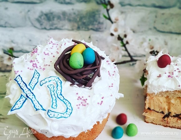 Верх куличей намазать белковой глазурью и украсить по желанию.