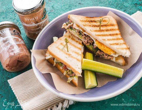 Накройте сэндвич вторым кусочком хлеба и подавайте к столу. Приятного аппетита!