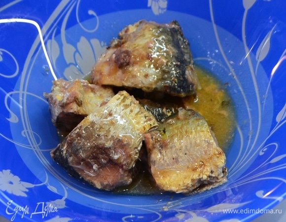 Достать из банки сардину.