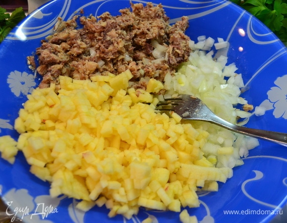 Мелко нарезаем кубиком лук, яблоко, яйцо трем на средней терке. Размять вилкой сардину, выдавить сок лимона, цедру натереть на мелкой терке, добавить немного майонеза.