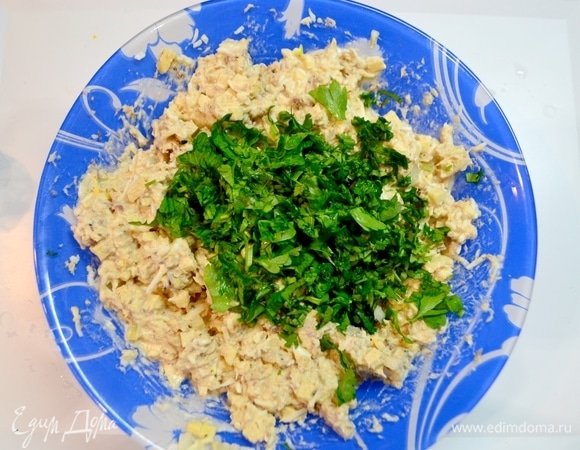 Добавить зелень и перемешать. Очень нежная и воздушная закуска или салатик получается из сардины.