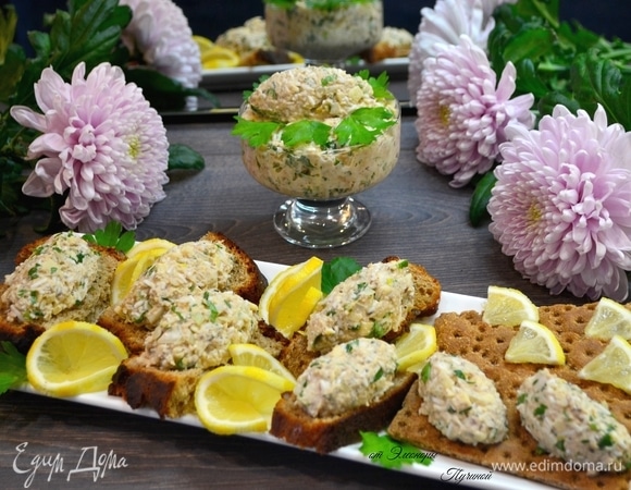 Подать можно как салат в креманке, но я люблю подавать как закуску на хлебе или крекерах, хлебцах.