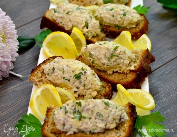 Формируем 2-мя большими ложками для супа форму закуски.