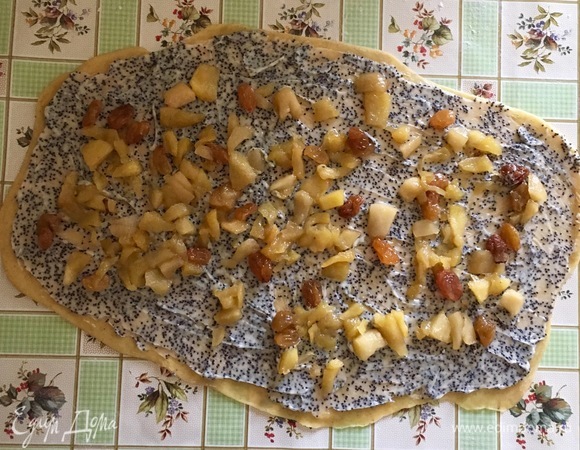 Сверху разложить кусочки яблок с изюмом 1/4 часть от общей.