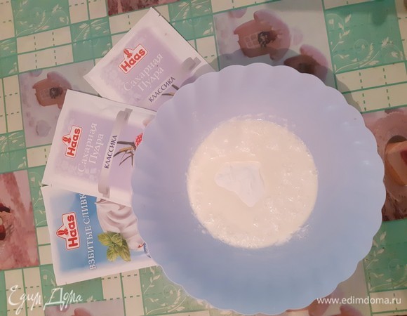 Смешать смесь Haas взбитые сливки с молоком.