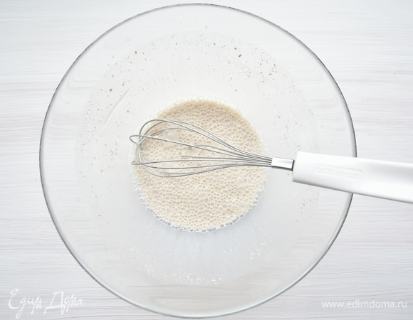 Для опары подогреть в микроволновой печи молоко до 36°C — комфортной для активации дрожжей температуры. В молоко добавить 1 ч. л. сахара , 1 ч. л. муки (от общего количества) и дрожжи. Размешать венчиком до полного растворения. Оставить опару в теплом месте минут на 20, предварительно накрыв посуду салфеткой или пленкой.