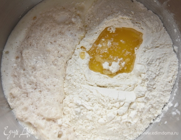 Когда на опаре появятся пузырьки и она увеличится в объеме, соединить ее с мукой, смесью яиц и сахара и растопленным сливочным маслом.