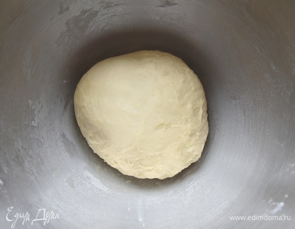 Замесить гладкое эластичное тесто, накрыть его кухонным полотенцем и оставить в теплом месте для подъема на час-полтора.
