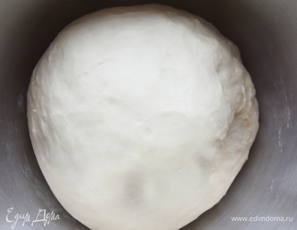 После того как тесто увеличится в объеме, разделить его на части. Зависит от объема форм, в которых будут выпекаться краффины. Так как я выпекаю в обычных керамических кружках, у меня тесто разделено на пять частей массой примерно 230 г.