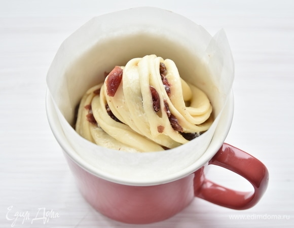 Керамическую кружку выстелить пергаментом (дно и бока), смазать маслом и аккуратно положить внутрь заготовку краффина. Накрыть формы и дать тесту подойти. Выпекать краффины в предварительно разогретой до 180°C духовке примерно 60 минут. В середине выпекания для избежания подгорания верхушки краффина накрыть их фольгой или пергаментом. Готовность изделий проверить с помощью деревянной лучинки. Полностью остудить и извлечь из форм. При подаче посыпать сахарной пудрой.