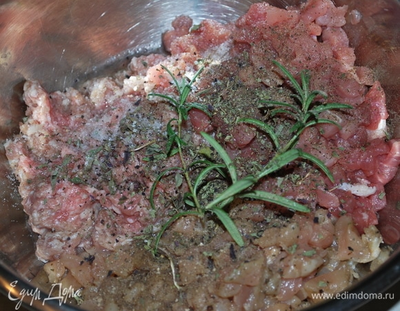 Сложите все мясо в большую миску, добавьте травы, перец, соль, вино и коньяк. Хорошо все перемешайте и уберите мариноваться в холодильник на ночь.