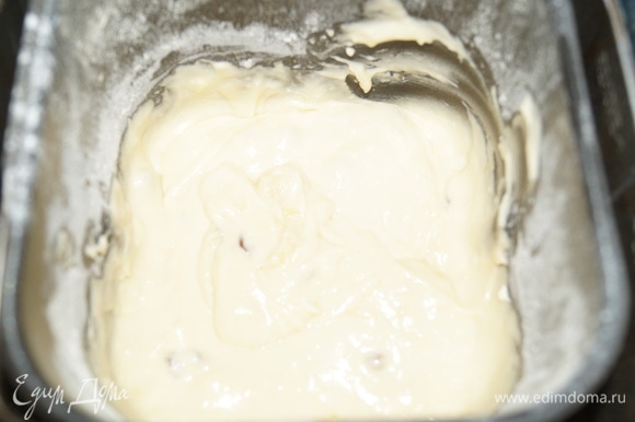 Все ингредиенты, начиная с начала списка, положите в чашу хлебопечки. Вместе с сахаром кладите и мед. Масло и творог мелко нарежьте и равномерно распределите по поверхности. Муку просейте в последнюю очередь. Установите основную программу для выпечки хлеба (№ 1, 3часа) и ждите пышный ароматный кекс.