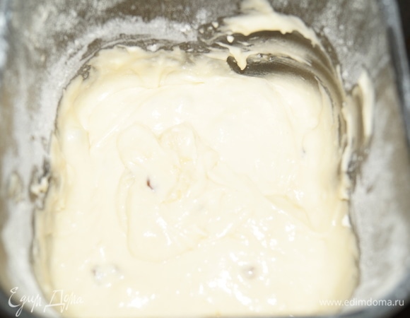 Все ингредиенты, начиная с начала списка, положите в чашу хлебопечки. Вместе с сахаром кладите и мед. Масло и творог мелко нарежьте и равномерно распределите по поверхности. Муку просейте в последнюю очередь. Установите основную программу для выпечки хлеба (№ 1, 3часа) и ждите пышный ароматный кекс.