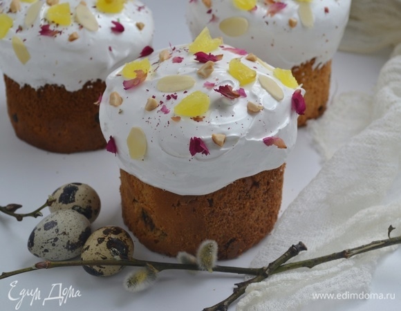 Выпекать куличи от 30 до 40 минут при 170°C. Дать остыть. 150 г белков соединить с 300 г сахара и, постоянно помешивая, довести до растворения сахара на паровой бане. Взбить.