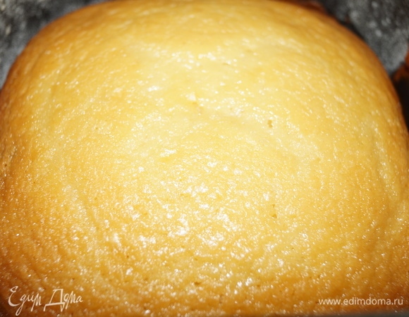 Мне нравится цвет румяный, и я поставила на допекание на 20 минут. Подрумянился больше, чем я бы хотела, но вкус замечательный, аромат медовый, 10-ти минут допекания будет достаточно. Вот такой нужно было оставлять. Это кекс после10 минут допекания.