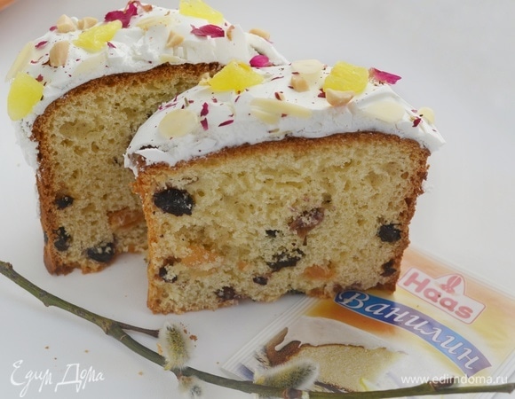 Покрыть куличи глазурью, украсить цукатами и орехами, дать глазури застыть при комнатной температуре около 1,5 часов.