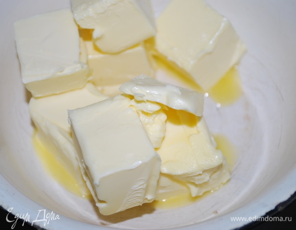 Приготовьте тесто. Масло растопите на медленном огне.