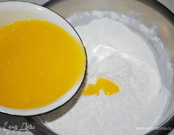 Когда масло остынет, добавьте в него яйца, воду и уксус, все хорошо перемешайте. Соедините муку, картофельный крахмал и соль. Влейте все в мучную смесь и замесите тесто. Масло должно полностью разойтись. Получается очень эластичное, мягкое тесто.