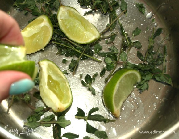 Орегано слегка промыть, стряхнуть воду. Отправляем орегано в емкость, в которой будем готовить напиток. Лайм разрезать на дольки и слегка прижать, чтобы немного выдавить сок. Сок и дольки отправляем к орегано.