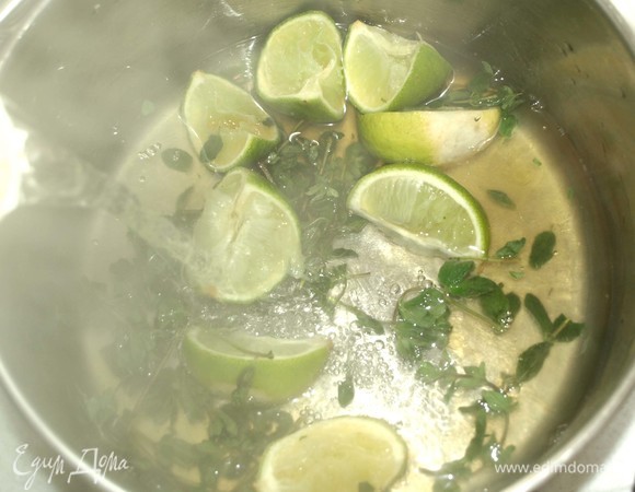 Воду вскипятить. Залить горячей водой подготовленные ингредиенты. Дать настояться 10 минут или оставить до полного остывания. Напиток можно пить теплым, а можно добавить лед и получится освежающий напиток для жаркого дня. Готовый напиток процедить.