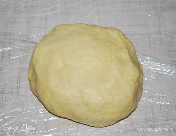 Заверните тесто в пищевую пленку и уберите в холодильник на 2–3 часа (я убрала на ночь).