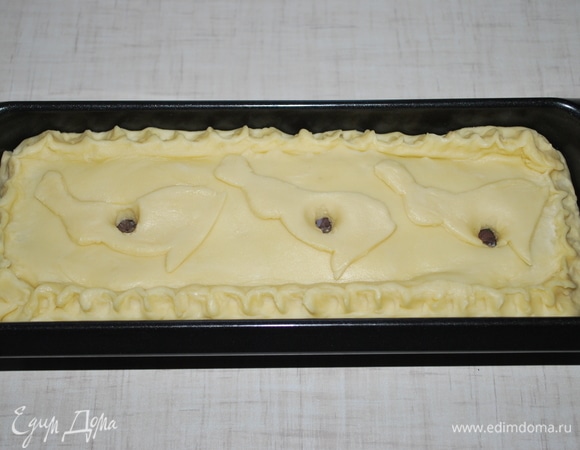 Закройте сверху тестом, хорошо защипните края, чтобы не вытекал сок. Из остатков теста украсьте пирог на свое усмотрение. На крышке теста сделайте отверстия для выхода пара.