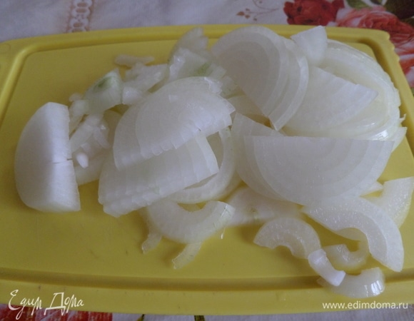 Подготовим продукты для пирога. Промываем, очищаем и нарезаем лук.