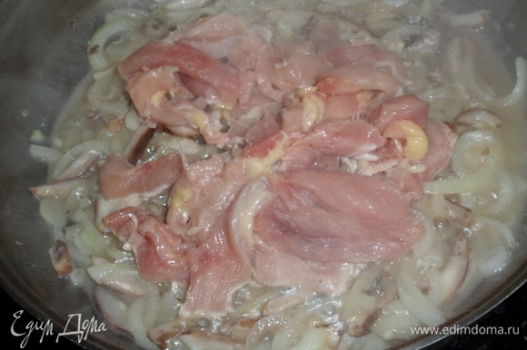 Обжариваем грибы с луком в течение 5 минут. Затем добавляем нарезанное куриное мясо. Перемешиваем и обжариваем 15–20 минут.