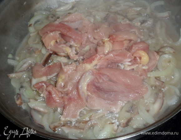 Обжариваем грибы с луком в течение 5 минут. Затем добавляем нарезанное куриное мясо. Перемешиваем и обжариваем 15–20 минут.