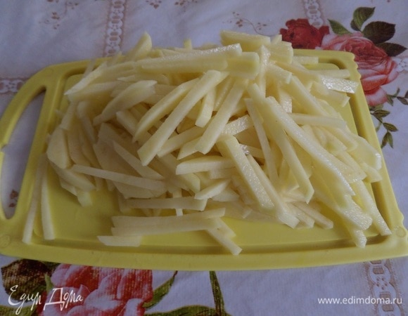 Пока обжариваются грибы, лук и мясо, нарезаем картофель.