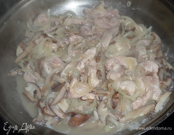 Мясо, лук и грибы через 20 минут.