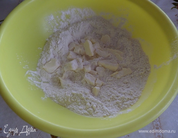 Готовим тесто. В чашу просеиваем муку. Добавляем сливочное масло. Перетираем массу до состояния крошки.