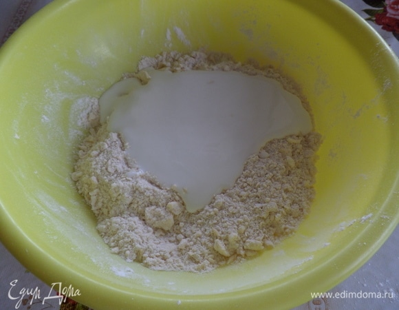 В чашу добавляем кефир, 1 яичный желток и соль.