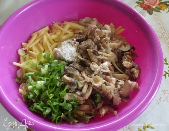 В чаше готовим начинку, перемешивая картофель, обжаренное мясо, грибы и лук. Добавляем соль и нарезанный зеленый лук.
