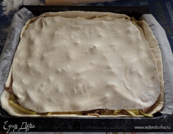 Раскатываем вторую часть теста и накрываем начинку.