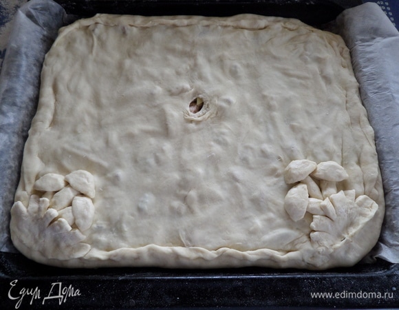 Защипываем край пирога.